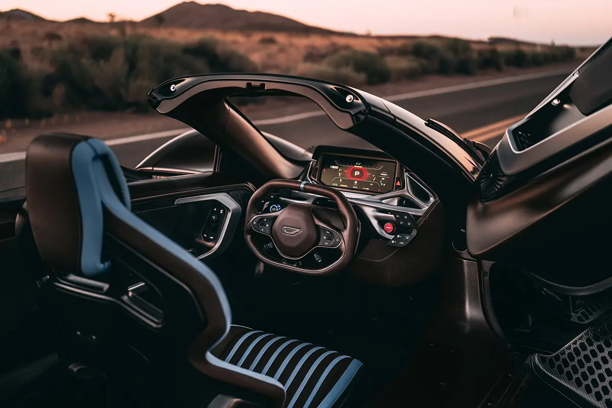 Blick von oben in das Cockpit des Czinger 21C Spyder mit Tandem-Sitzen und 3D-gedrucktem Armaturenträger.