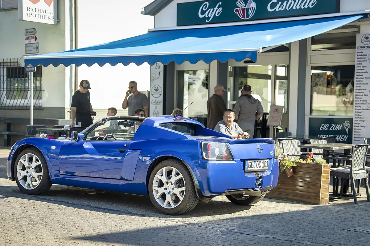 Puristischer Innenraum des Opel Speedster mit sichtbarem Aluminium, Sportsitzen, manuellem Schalthebel und Startknopf.