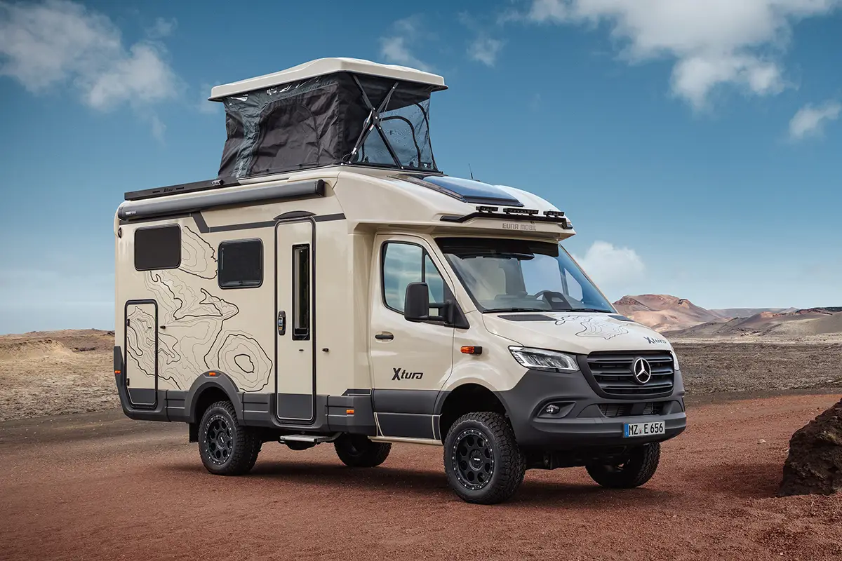 Eura Xtura 656 HB 4x4 Offroad-Wohnmobil auf Sprinter-Basis mit geöffnetem Dachzelt in felsiger Wüstenlandschaft.