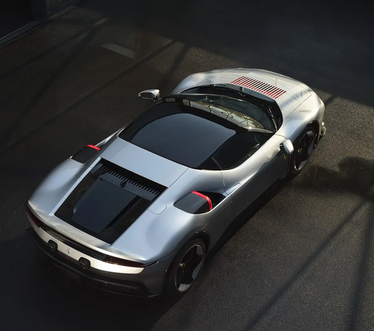 Vogelperspektive auf das Heck des Ferrari CZ26 mit Blick auf die Motorabdeckung, Dachpartie und roten Lufteinlass-Akzente.
