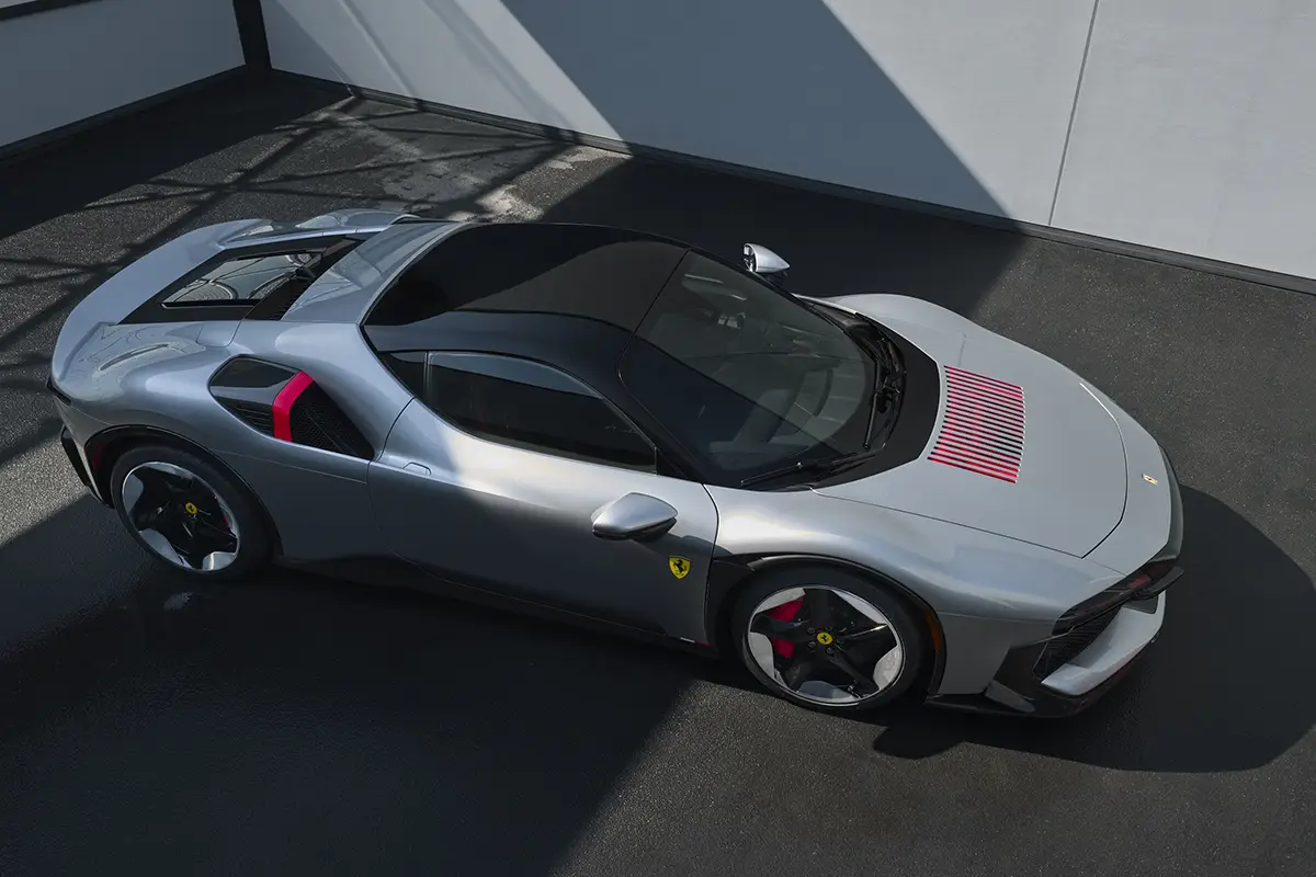 Schrägansicht von oben auf den Ferrari CZ26 mit silberner Lackierung und roten Grafikelementen auf der Fronthaube.