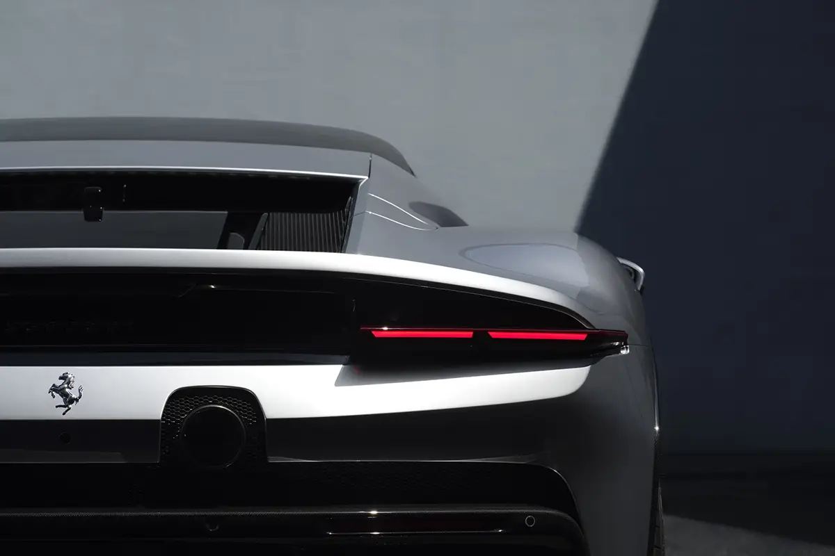 Nahaufnahme des kurz geschnittenen Hecks des Ferrari CZ26 mit schmalen horizontalen LED-Heckleuchten und Ferrari-Logo.