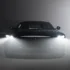 Frontansicht des schwarzen Brabus Bodo Supersportwagens mit leuchtenden LED-Scheinwerfern im dichten Nebel.