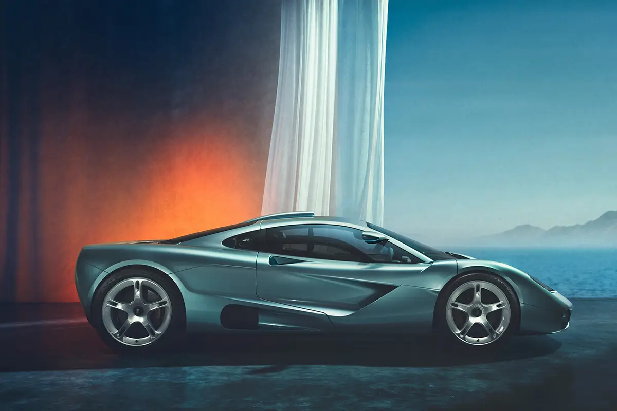 Seitenprofil des Gordon Murray S1 im Fotostudio mit geschwungener Dachlinie und Fünfspeichen-Felgen.