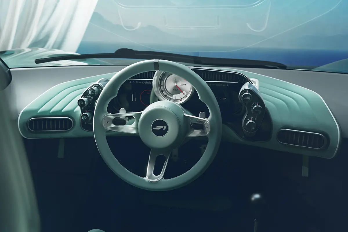 Fahrerorientiertes Cockpit des Gordon Murray S1 mit zentralem Analog-Drehzahlmesser, Sportlenkrad und manueller Schaltung