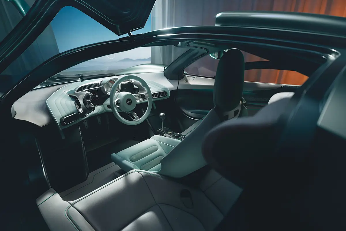 Blick durch die geöffnete Schmetterlingstür in das Dreisitzer-Cockpit des Gordon Murray S1 mit zentralem Fahrersitz.