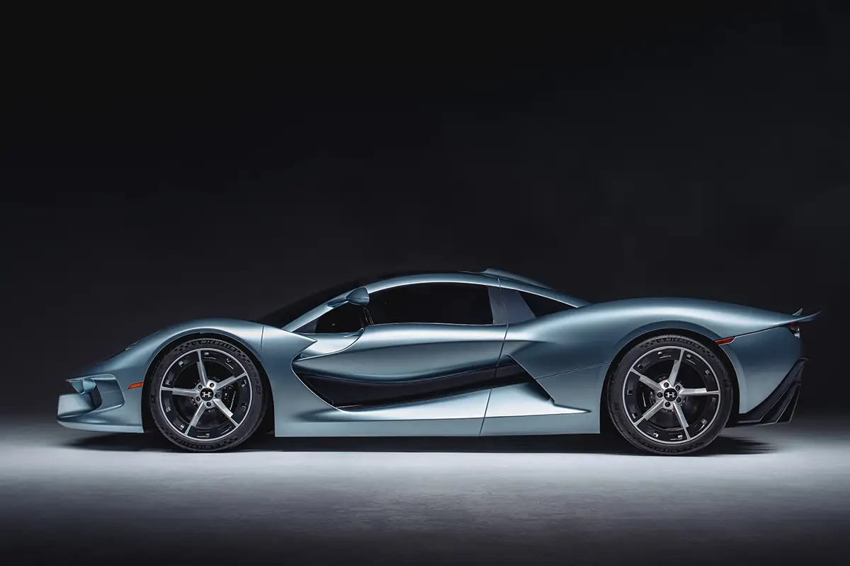 Seitenprofil des Hennessey Blackbird Mittelmotor-Sportwagens mit flacher Silhouette und grossen Leichtmetallrädern.