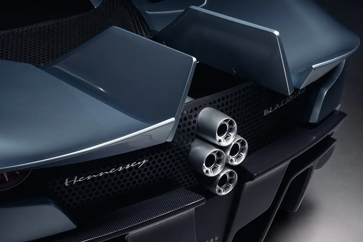 Detailaufnahme der viergestaffelten Auspuffrohre und der zwei aktiven senkrechten Stabilisatoren am Heck des Hennessey Blackbird.