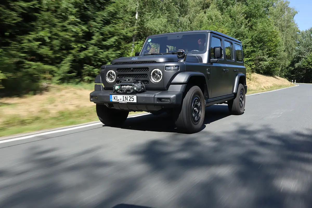 Vorderdreiviertelansicht des BAW 212 im Fahrbetrieb, die die kantigen Kotflügel und die robuste Statur betont.