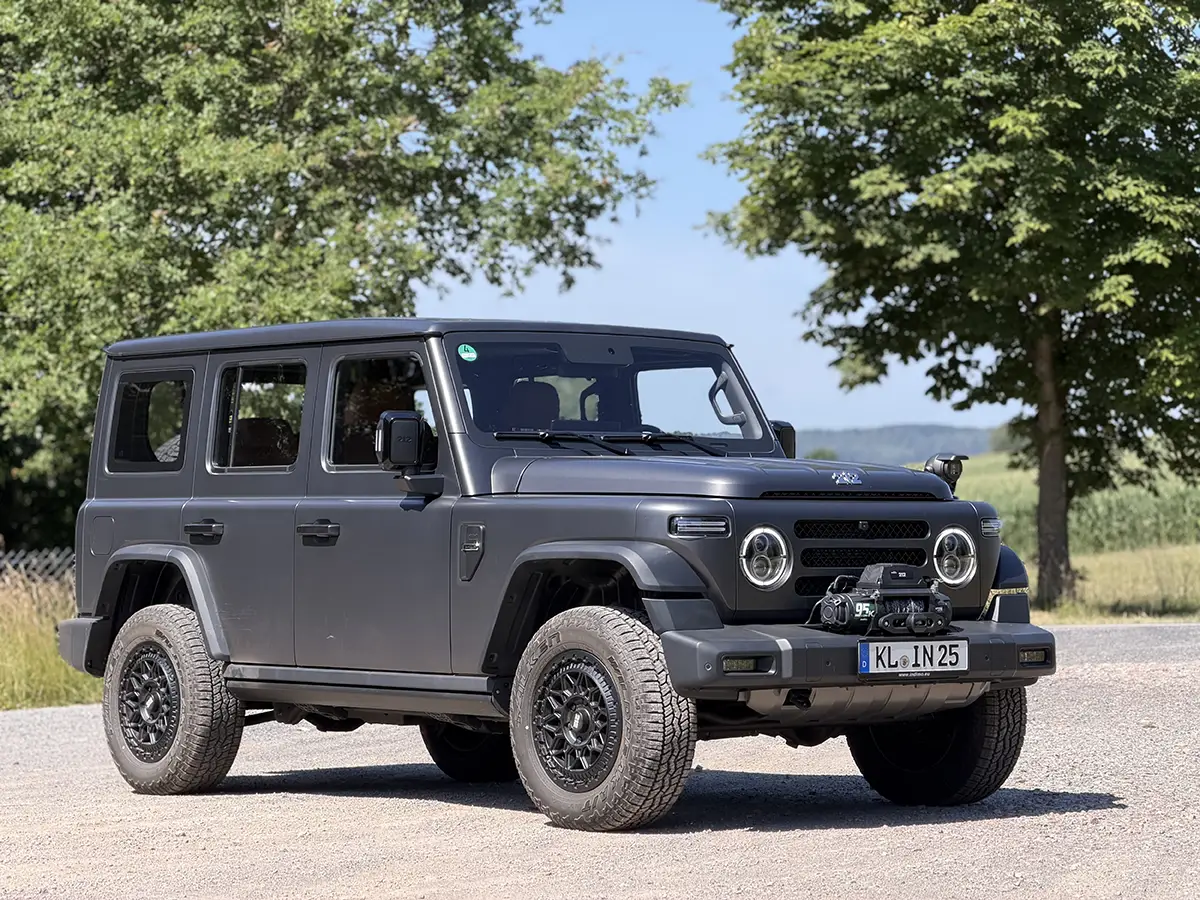 Schräge Seitenansicht des BAW 212 Offroaders mit grobstolligen All-Terrain-Reifen auf schwarzen Leichtmetallfelgen.
