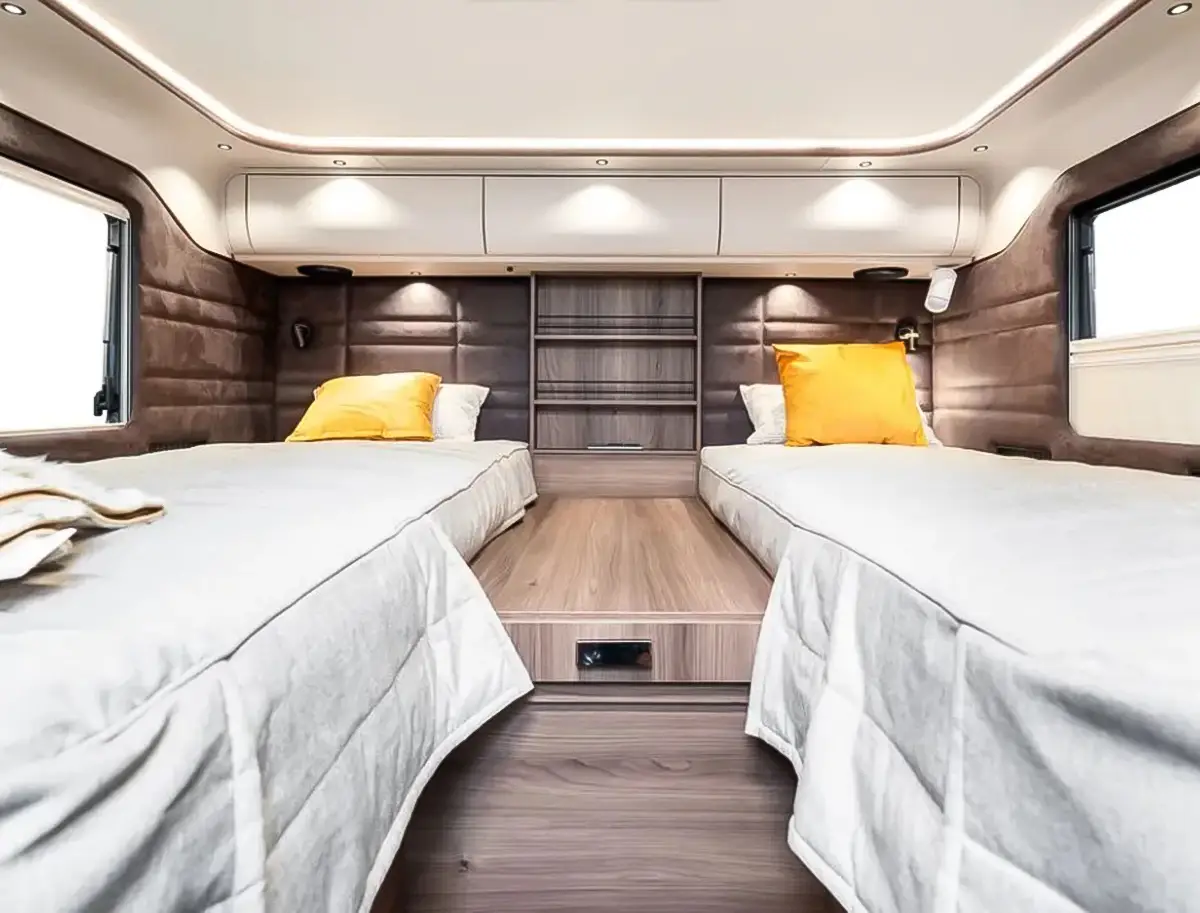 Edles Heckschlafzimmer im Kabe Imperial mit zwei Längseinzelbetten und stimmungsvoller LED-Beleuchtung.