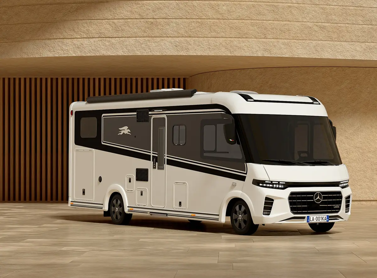 Frontalansicht des Laika Kreos H5109 MB Integrierten mit markantem Mercedes-Kühlergrill vor minimalistischer Architektur.