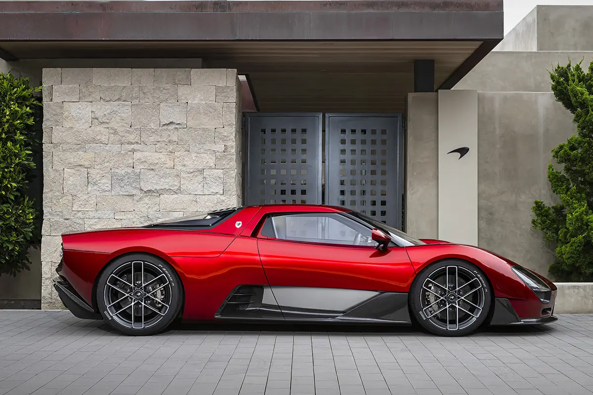 Seitenansicht des flachen McLaren McL 6GT mit sichtbarem Carbon-Schweller und Fünf-Doppelspeichen-Felgen.