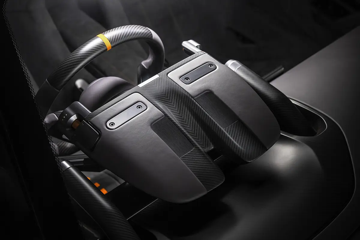 Blick von oben auf das mit Alcantara bezogene Sportlenkrad und das minimalistische Cockpit des McLaren McL 6GT.