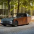 Das bronzefarbene Solar-Coupé Luminetta von BMW und der Clemson University steht auf einer Zufahrt vor einem modernen Gebäude.