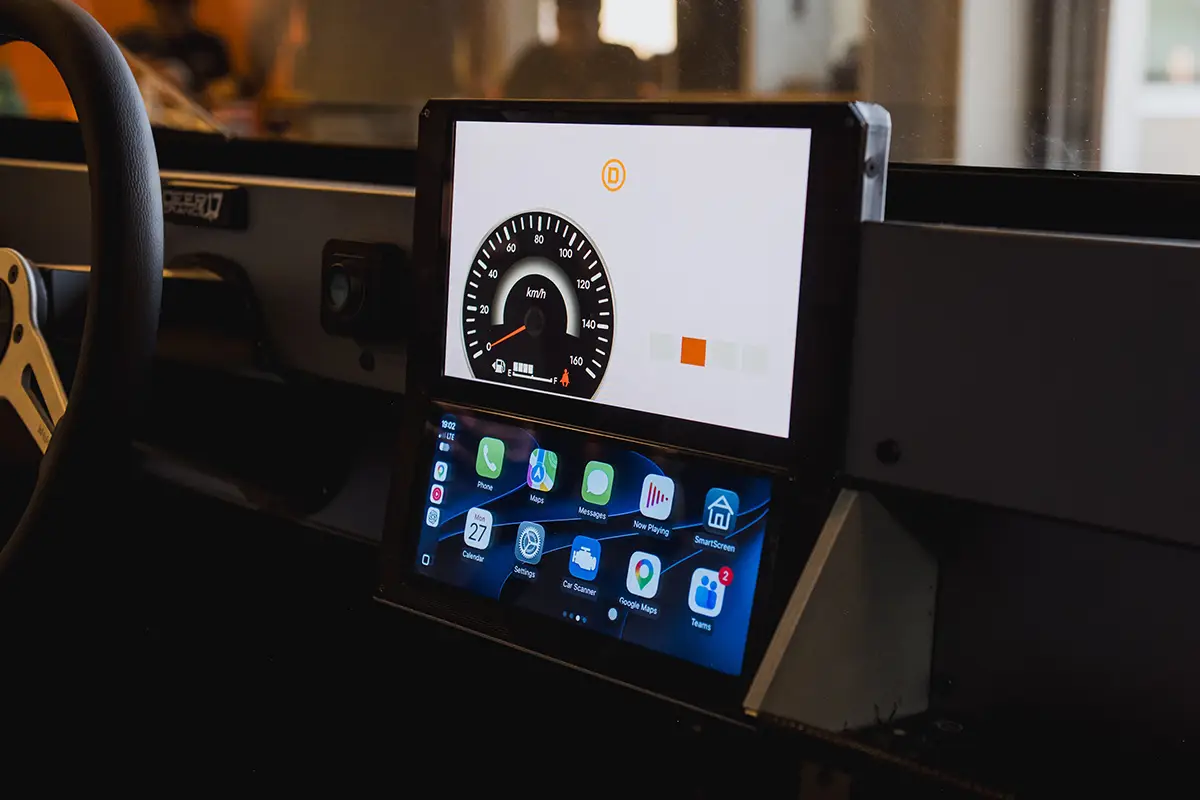 Nahaufnahme des Digitaldisplays im minimalistischen Cockpit des Solar-Coupés Luminetta mit digitalem Tacho und Infotainment.