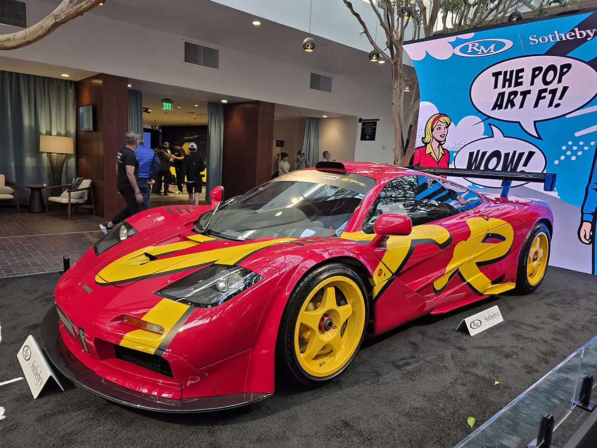 1996 McLaren F1 Coupé in rot-gelber Pop-Art-Lackierung bei RM Sotheby's Monterey
