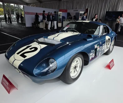 1964 Shelby Cobra Daytona Coupé in Blau mit Startnummer 12 bei Gooding Christie's Monterey Auktion
