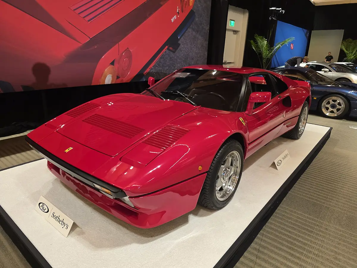 1985 Ferrari 288 GTO Coupé in Rot auf weißem Ausstellungspodest.