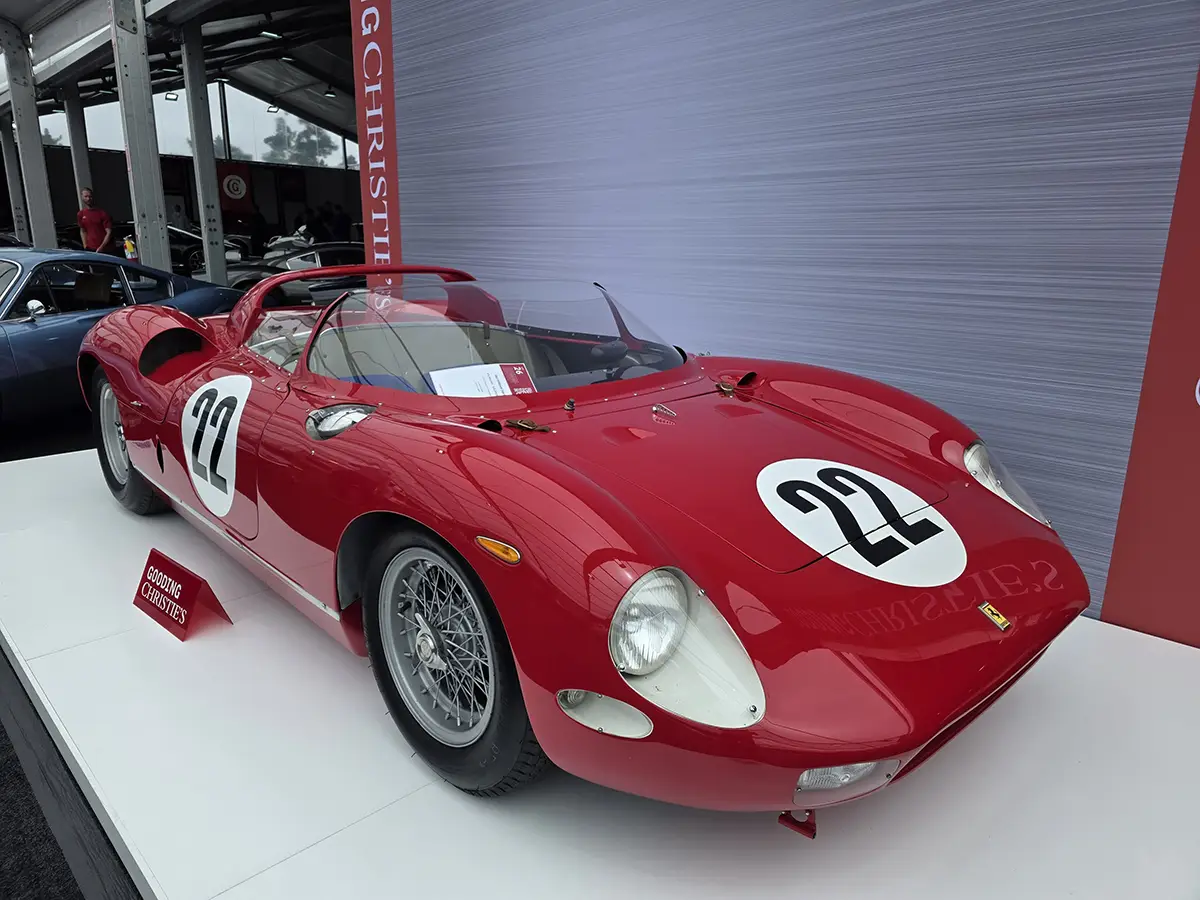 Roter 1963 Ferrari 250 P Spider Rennwagen mit Startnummer 22 auf Präsentationsbühne