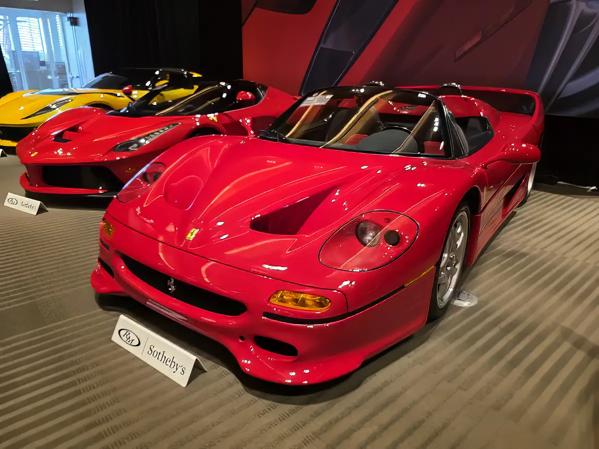 Klassisch roter 1995 Ferrari F50 Coupé vor Auktionspublikum bei RM Sotheby's.
