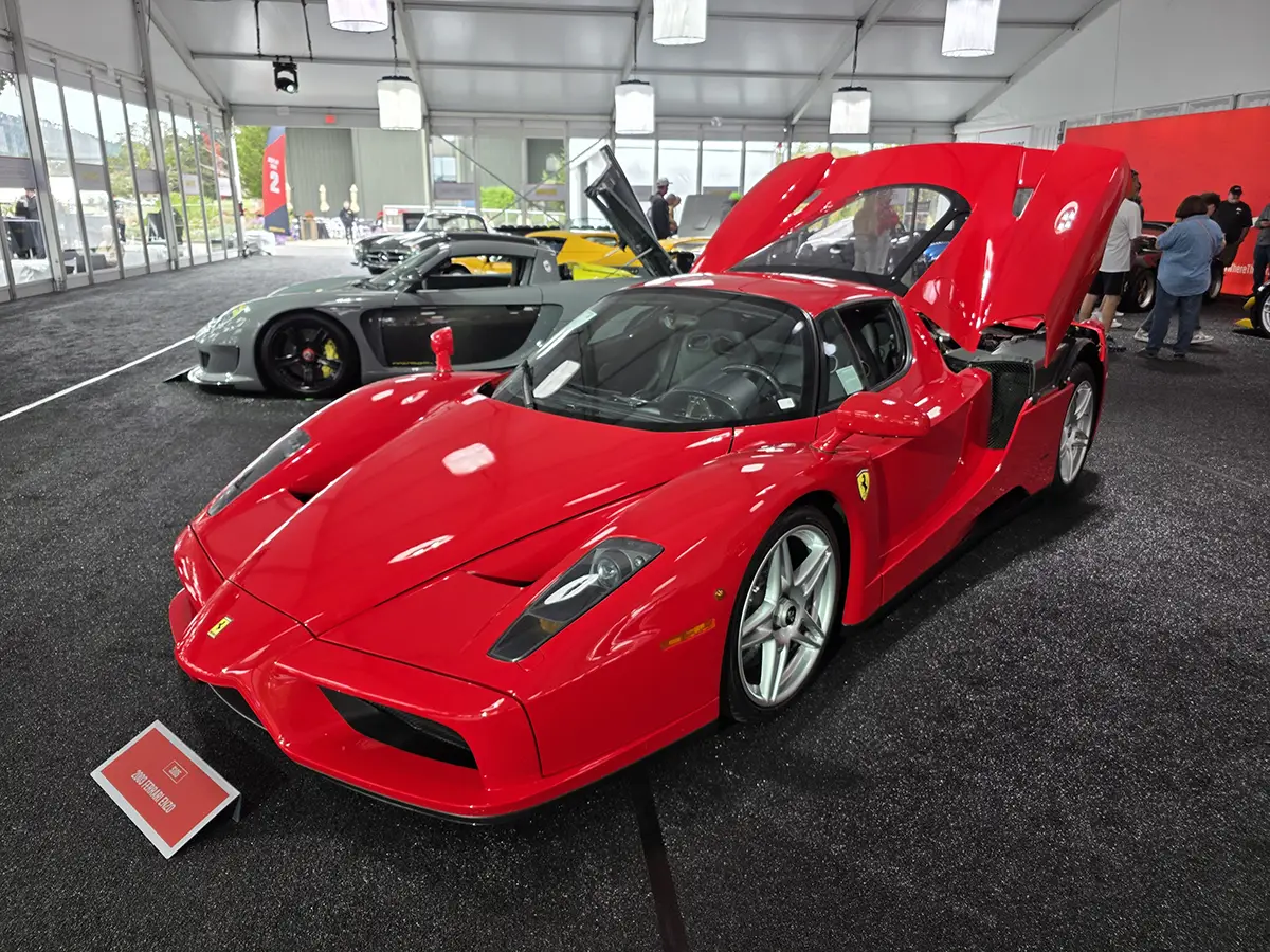 Roter 2003 Ferrari Enzo Supersportwagen mit geöffneten Flügeltüren bei Mecum Auctions.