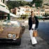Klassischer Maserati Ghibli Spyder in Goldmetallic am Hafenbecken neben eleganter Dame