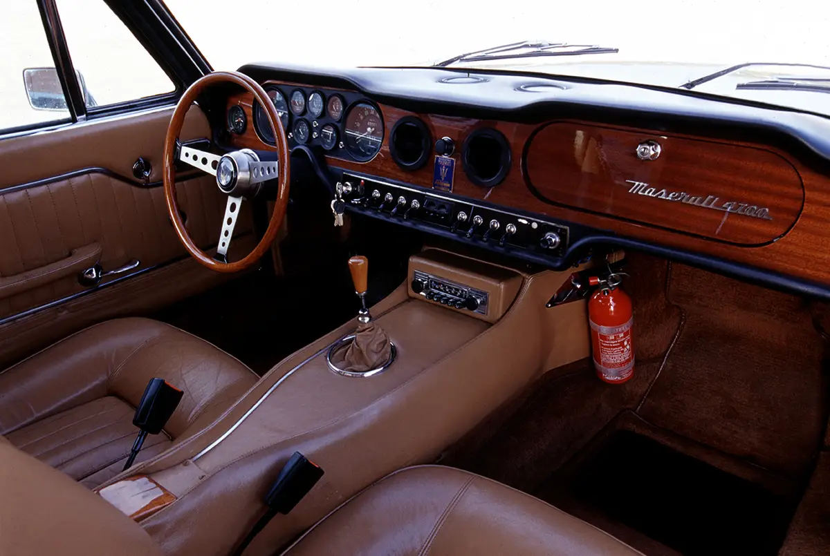 Klassisches Holzarmaturenbrett und Lederausstattung im Innenraum des Maserati Mexico V8