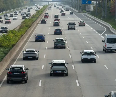 Dichter Pkw-Verkehr auf mehrspuriger Autobahn zur KBA-Statistik der Jahresfahrleistungen von Elektroautos und Benzinern