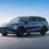 Blaugrauer Mittelklasse-Kombi BYD Seal 6 DM-i Touring Plug-in-Hybrid in der schrägen Seitenansicht auf einer Freifläche im Tageslicht.