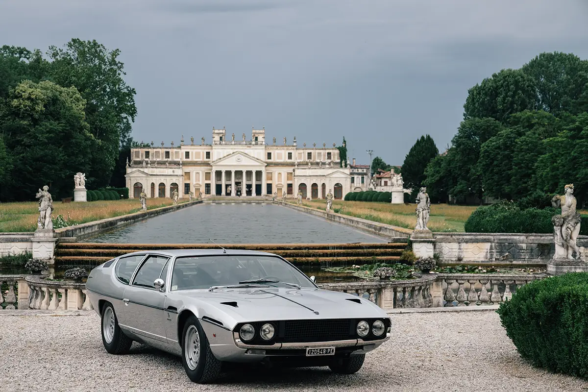 Silberner viersitziger V12-Gran-Turismo Lamborghini Espada vor einer barocken Schlosskulisse