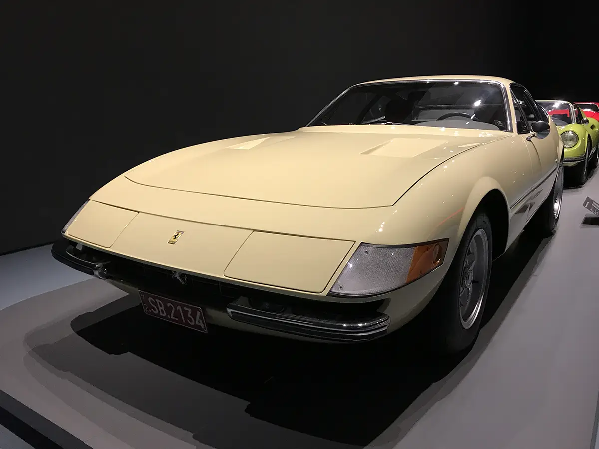 Ferrari 365 GTB/4 Daytona Berlinetta in Hellelfenbein im Automuseum