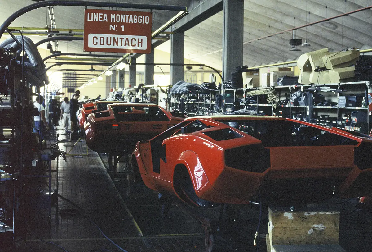 Historische Montagelinie der Lamborghini Countach Sportwagenkarosserien im Werk Sant'Agata Bolognese