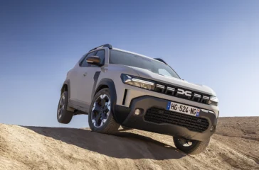 Neuer Dacia Duster Tribrid 4x4 im Offroad-Einsatz bei dynamischer Verschränkungsfahrt im Gelände