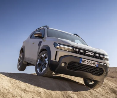 Neuer Dacia Duster Tribrid 4x4 im Offroad-Einsatz bei dynamischer Verschränkungsfahrt im Gelände