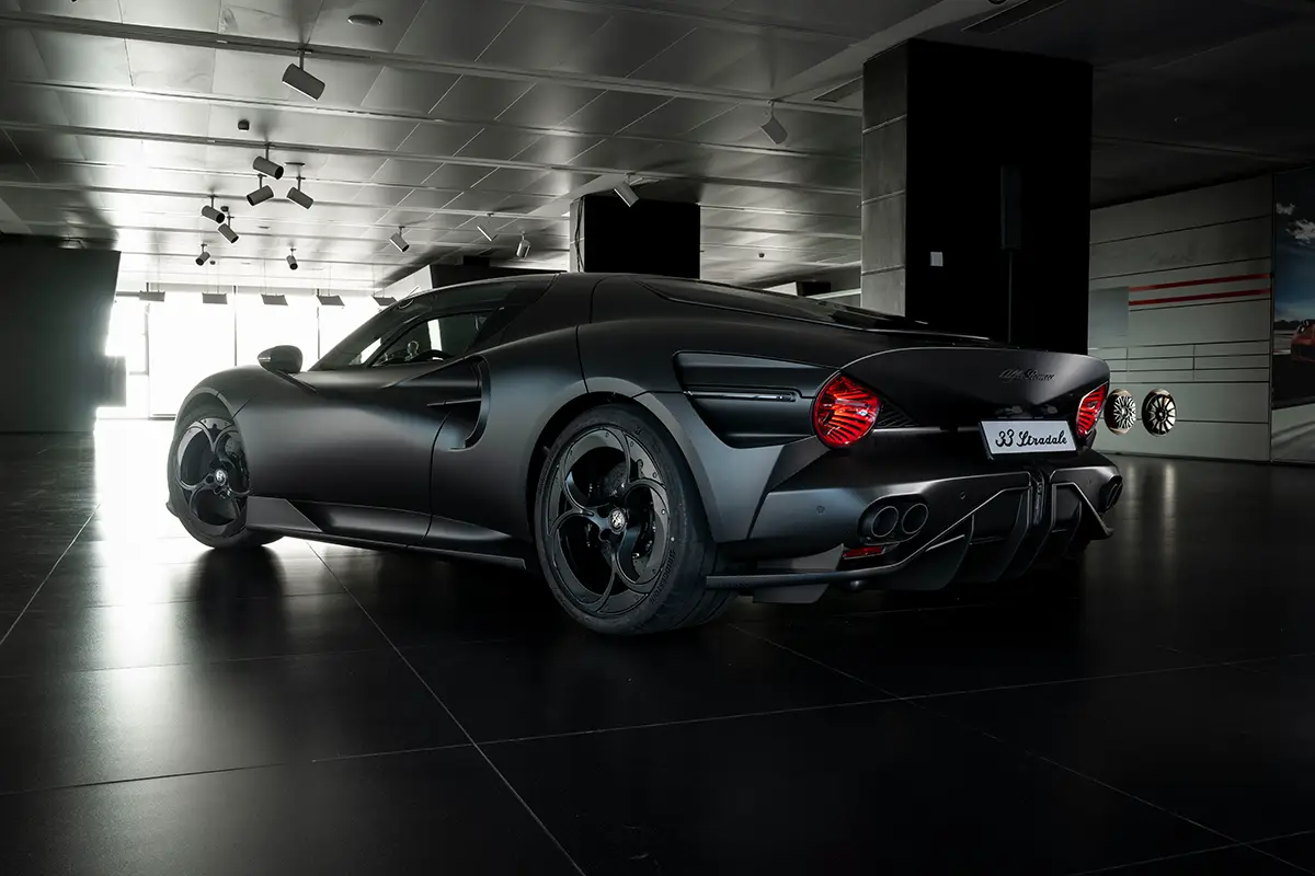Markantes Heck des Alfa Romeo 33 Stradale Perla Nera mit Diffusor, vier Endrohren und runden LED-Rückleuchten