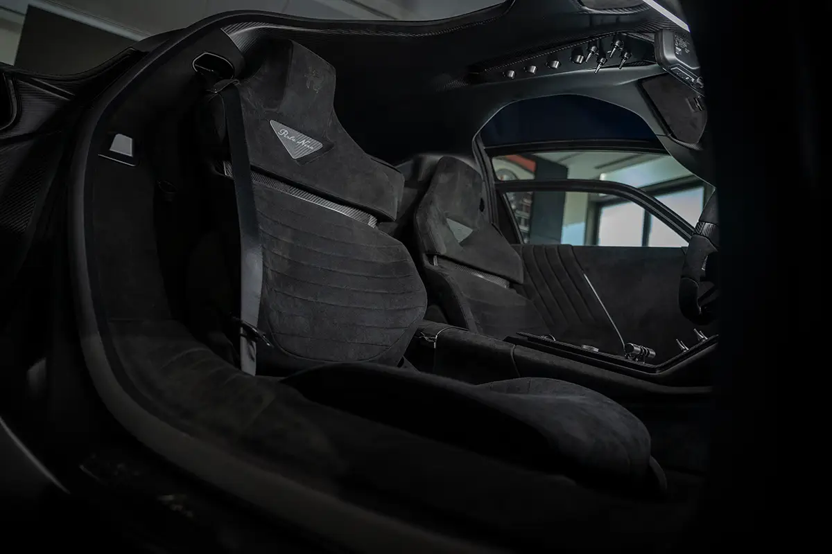 Maßgefertigte Alcantara-Sportsitze mit Perla-Nera-Schriftzug im Innenraum des Alfa Romeo 33 Stradale