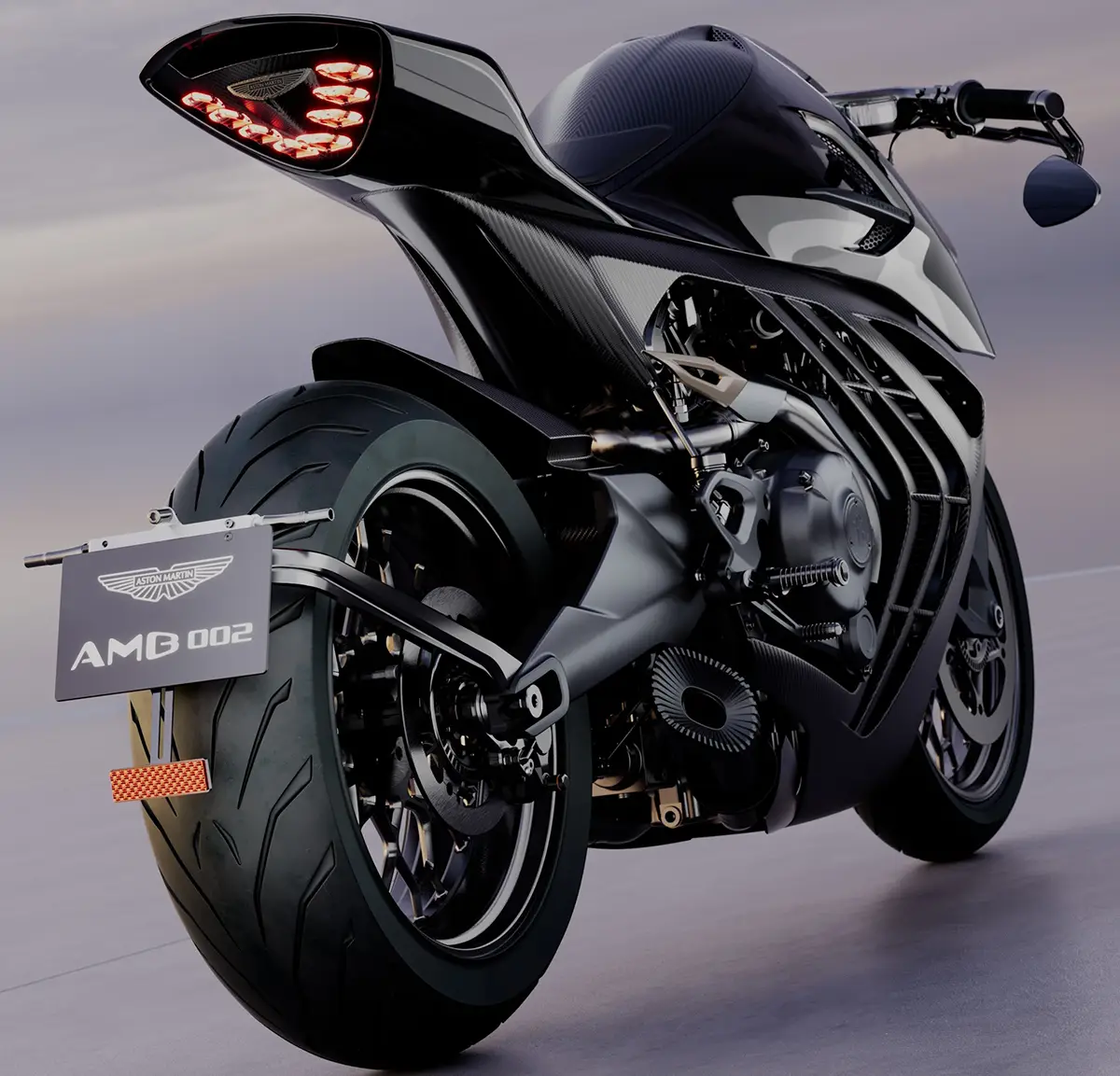 Seitenprofil des AMB 002 Roadsters im Stand mit skulpturaler Silhouette, Fior-Doppelquerlenker-Aufhängung und Carbon-Karosserie.