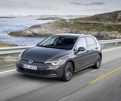 Grauer VW Golf auf einer Küstenstraße als Symbolbild für den weltweiten KBA-Rückruf wegen Lenkungsproblemen