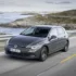 Grauer VW Golf auf einer Küstenstraße als Symbolbild für den weltweiten KBA-Rückruf wegen Lenkungsproblemen