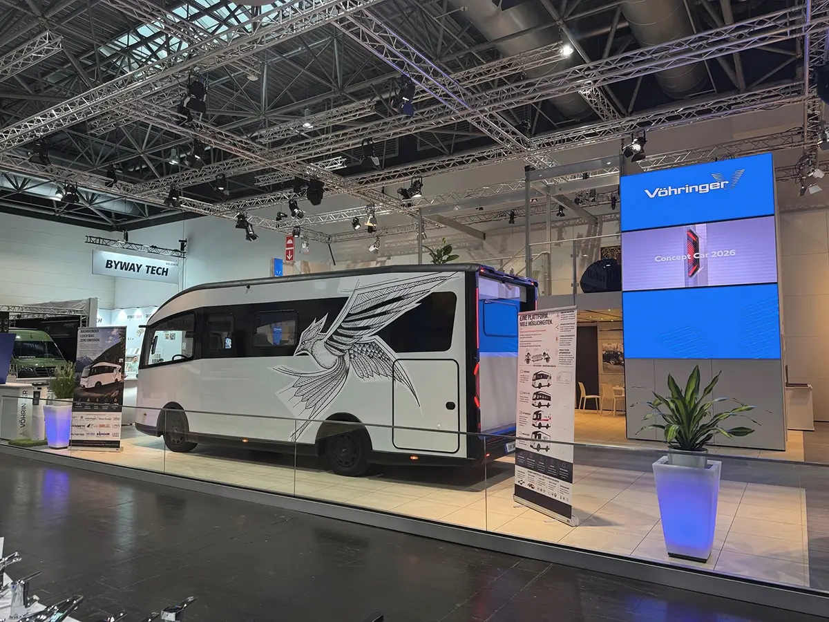 Die fahrbereite Konzeptstudie des CityFreighter Evolve auf dem Messestand von Vöhringer auf dem Caravan Salon Düsseldorf.