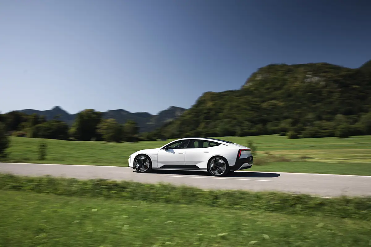 Polestar 5 Performance in der Seitenansicht auf einer Landstraße vor idyllischem Alpenpanorama