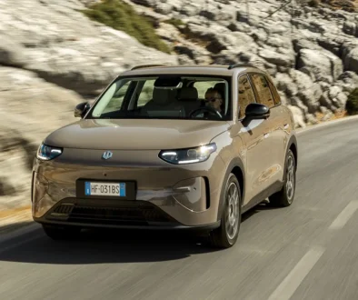 Leapmotor B03X Elektro-Crossover in Fahrt auf einer kurvigen Bergstraße – Front-Dreiviertelansicht