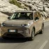 Leapmotor B03X Elektro-Crossover in Fahrt auf einer kurvigen Bergstraße – Front-Dreiviertelansicht
