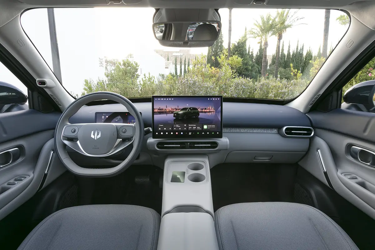 Cockpit des Leapmotor B03X mit Zweispeichenlenkrad, 8,8-Zoll-Instrumentenanzeige und 14,6-Zoll-Touchscreen