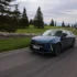 Blauer DS N°8 Elektro-Crossover in Fahrt auf einer Landstraße – Front-Dreiviertelansicht