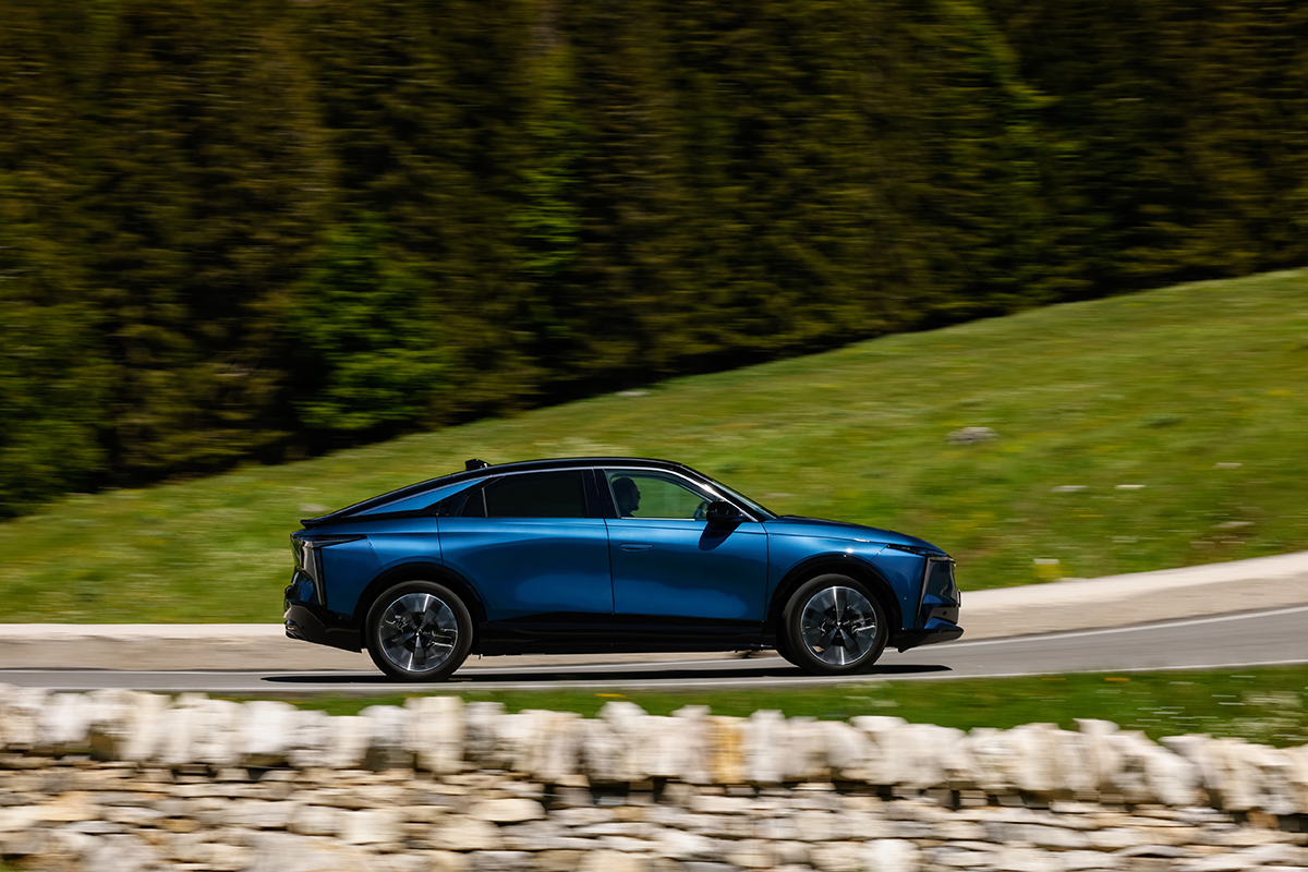 Seitenansicht des DS N°8 mit aerodynamischer SUV-Coupé-Linie und versenkten Türgriffen