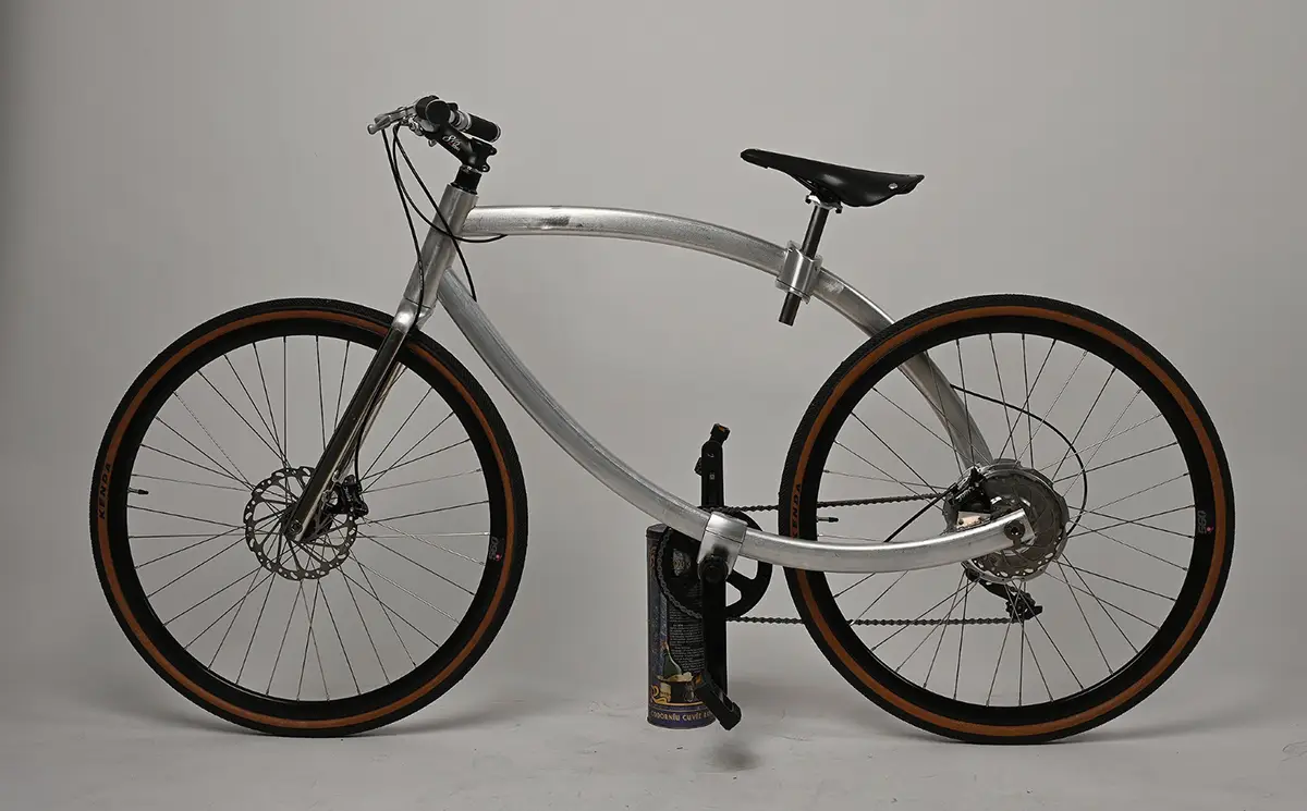 NOVBYX Design-Pedelec Prototyp in der Seitenansicht mit offenem Doppelprofil-Aluminiumrahmen