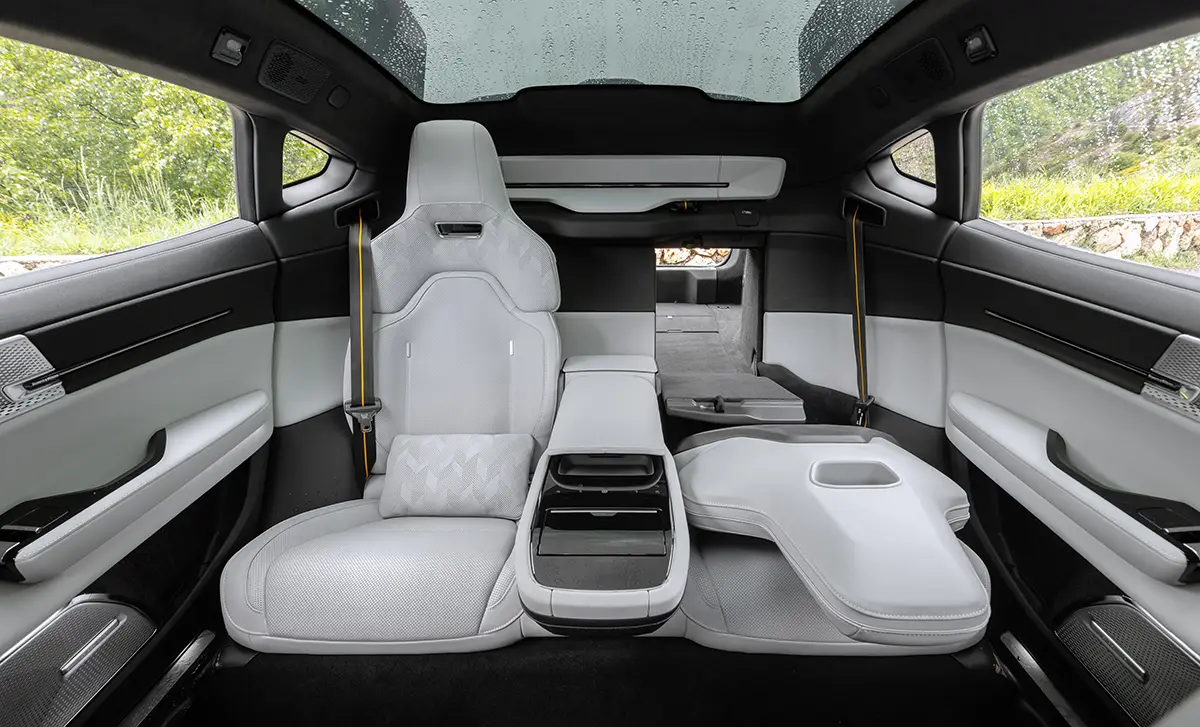 Fondbereich des Polestar 5 mit zwei Recaro-Einzelsitzen in hellem Leder, Mittelkonsole und Panorama-Glasdach