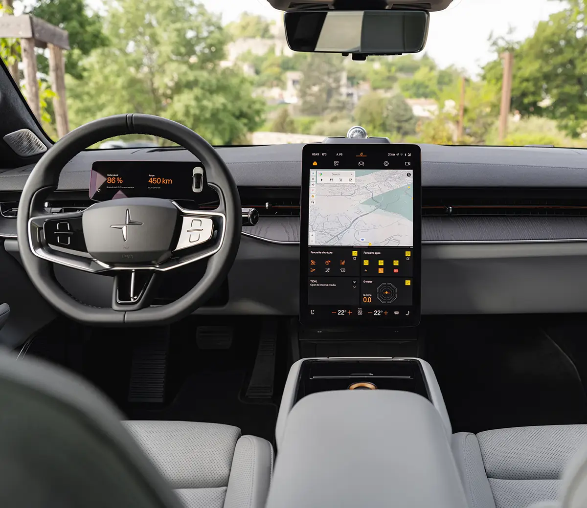 Aufgeräumtes Cockpit des Polestar 5 mit vertikalem 14,5-Zoll-Touchscreen und Android-Automotive-System